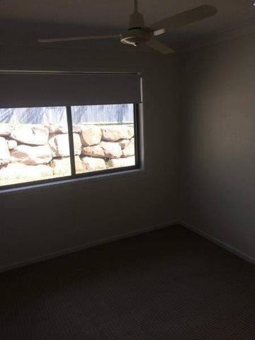 4 BEDROOM IN CUL-DE-SAC - Photo 4