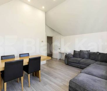 A spacious one-bedroom second-floor flat located on Willesden Lane, NW2 - Photo 1
