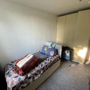 1 bedroom in a flat share to rent - Photo 2