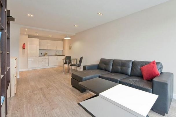 Spectacular 2 bedroom property with balcony and large communal terrace - Photo 1