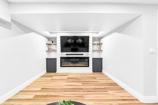 For Lease - 5273 Banting Court, Burlington, Ontario - Photo 1