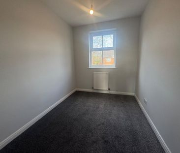 4 bedroom semi-detached house to rent - Photo 4