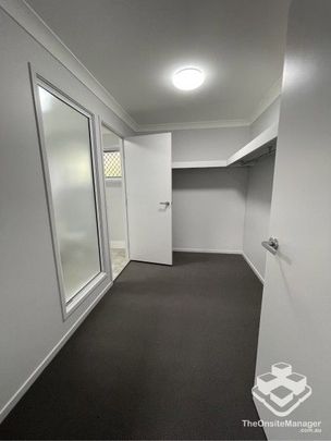 Huge Main Bedroom and Walk in Robe! - Photo 1