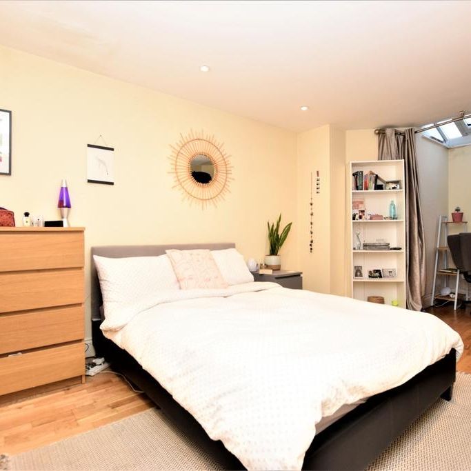 4 bedroom flat to rent - Photo 1