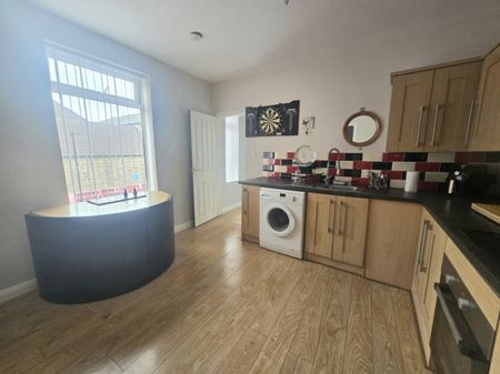 2 bed Flat - To Let - Photo 4