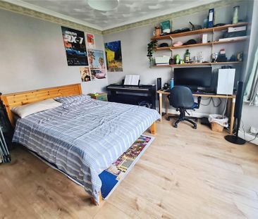 4 bedroom semi-detached house to rent - Photo 4