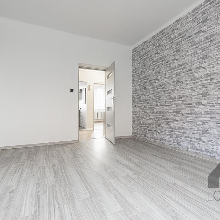 Przestronne i wyposażone dwupokojowe mieszkanie w centrum Jaworzna do wynajęcia | Spacer 3D - Фото 1