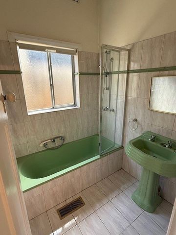 A Spacious, Well-Located Essendon Home with Monthly Gardening - Photo 5