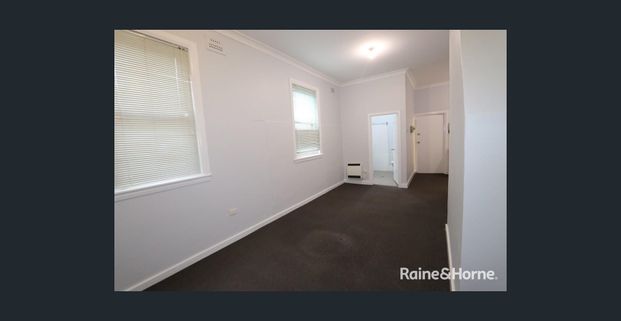 Large bedsit -Available 24/12/25 !!!! - Photo 1