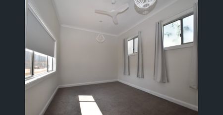 Great Location - Four Bedroom House - Photo 3