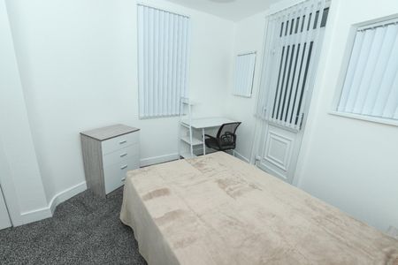 4 bedroom House To Let - Photo 4