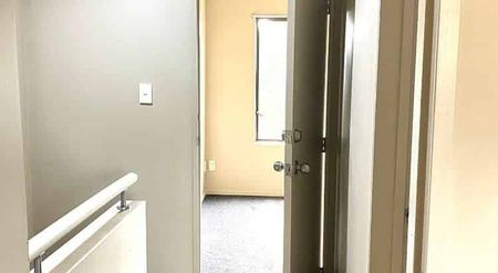 Chic 2BR Townhouse in Papatoetoe - Photo 5