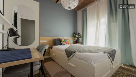 Double bed in Room in a shared 3-bedroom apartment for rent in el Camp de l'Arpa del Clot. - Photo 5