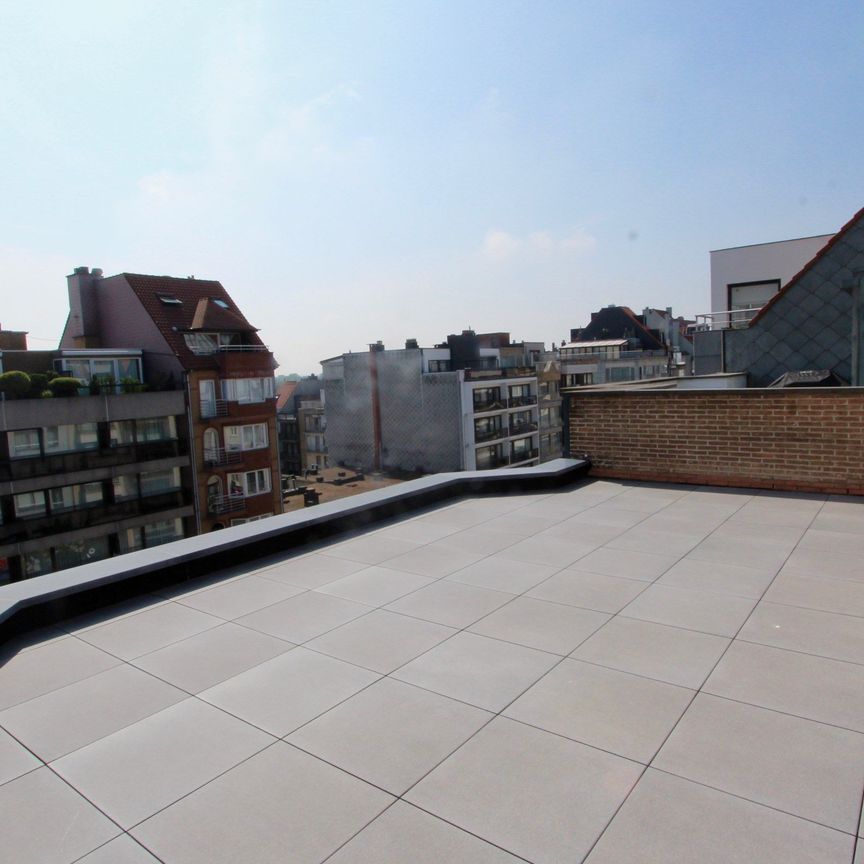 ONGEMEUBELD: Integraal gerenoveerd 2-kamer appartement te Lippenslaan voorzien van 2 ruime zonneterrassen. - Photo 1