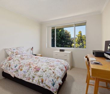 Sun-Filled Top Floor Apartment with North-East Aspect - Photo 2