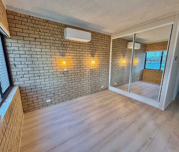 Stunningly Renovated Waterfront 2 Bedroom Ground Floor Apartment! - Photo 3