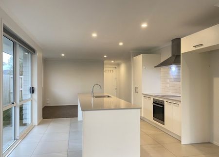 Sunny & Spacious - Photo 3