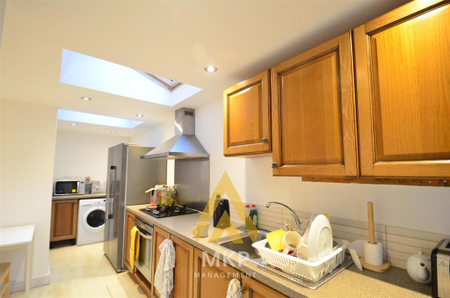 4 bedroom semi-detached house to rent - Photo 2