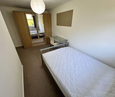 4 bedroom terraced house to rent - Photo 2