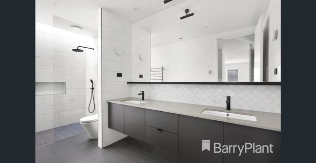 LUXURIOUS PRIVATE LIFESTYLE - Photo 1