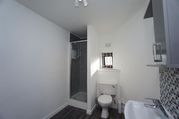 2 bedroom Flat To Let - Photo 1