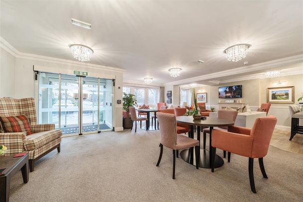 Wessex Lodge, Bagshot, Surrey - Photo 1