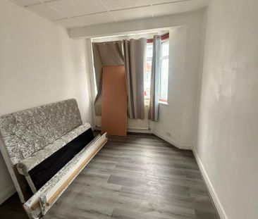 4 bedroom end of terrace house to rent - Photo 4