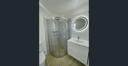 Stunning Fully Renovated Townhouse in Prime Location - Photo 3