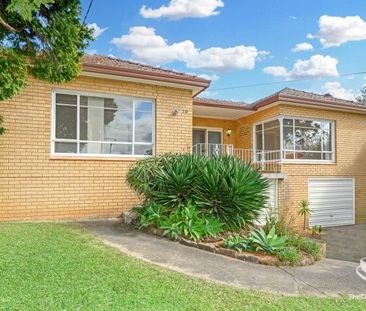 Stunning Family Home with Convenience at your Doorstep! - Photo 1