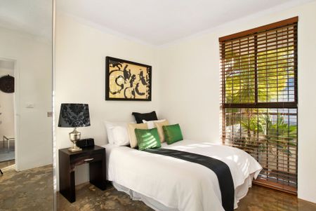 Stylish Sun-filled One Bedroom Apartment - Photo 2