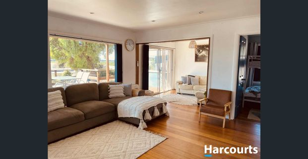 Stunning beach views and just 200m from the sand! - Photo 1