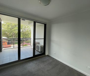 Modern 1-Bedroom Apartment with Secure Parking – Prime Penrith Loca... - Photo 4