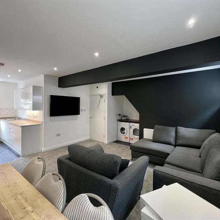 5 bedroom maisonette to rent - Photo 1