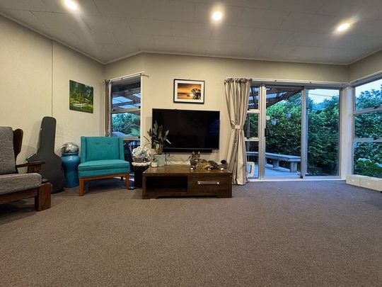 A home on 1/4 acre in the centre of Riverhead - Photo 1