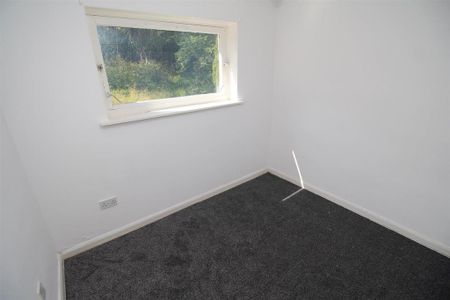 3 bedroom flat to rent - Photo 3