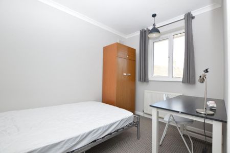 6 bedroom semi-detached house to rent - Photo 2