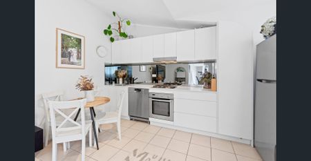 Spacious design with balcony & views | Top floor position - Photo 3