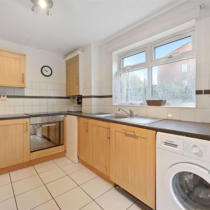 A spacious two bedroom house, with parking and private garden located just of Green Lane. - Photo 1