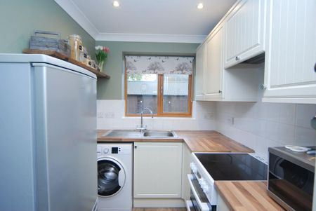 2 bedroom semi-detached bungalow to rent - Photo 3