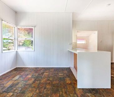 PETRIE CENTRAL - WALK TO LOCAL SCHOOL - EXTRA DOWNSTAIRS LIVING! - Photo 5