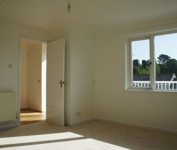 3 bedroom end of terrace house to rent - Photo 4