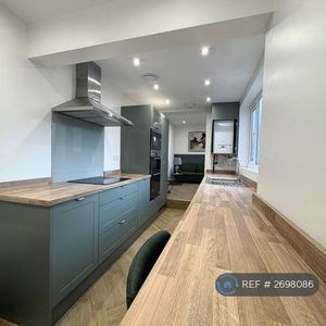 1 bedroom in a house share to rent - Photo 2