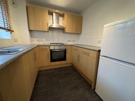 2 bedroom semi-detached house to rent - Photo 4