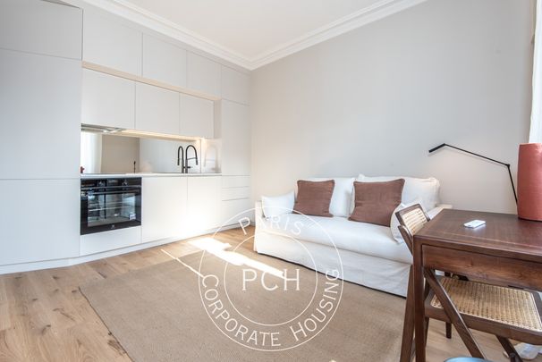 Rue Bassano, - Photo 1