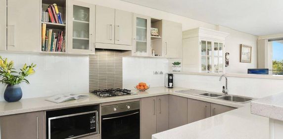 Luxury inner city fully furnished apartment! - Photo 2