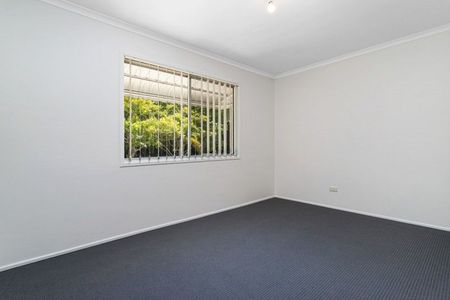 Freshly painted, new carpet and blinds - 5 bedrooms and massive shed and pool - Photo 5