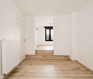Ruime, volledig gerenoveerde woning met 3 slpk., 2 badk. & koer - Photo 3