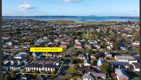 Modern 3BR Townhouse in Te Atatu South - Photo 5