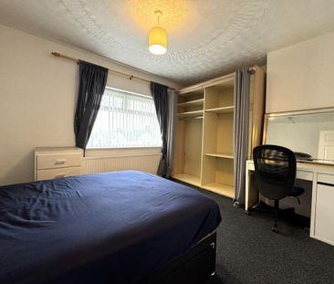 4 bedroom end of terrace house to rent - Photo 4