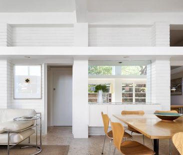 FULLY FURNISHED - WARM & SUNNY CONTEMPORARY APARTMENT. 12+ MONTH LEASE - Photo 1